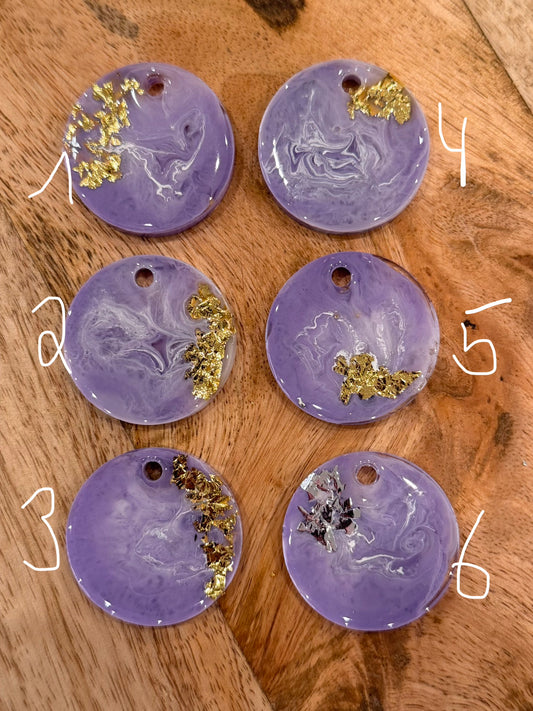 Epoxid- Hundemarke Flieder (groß) personalisierbar